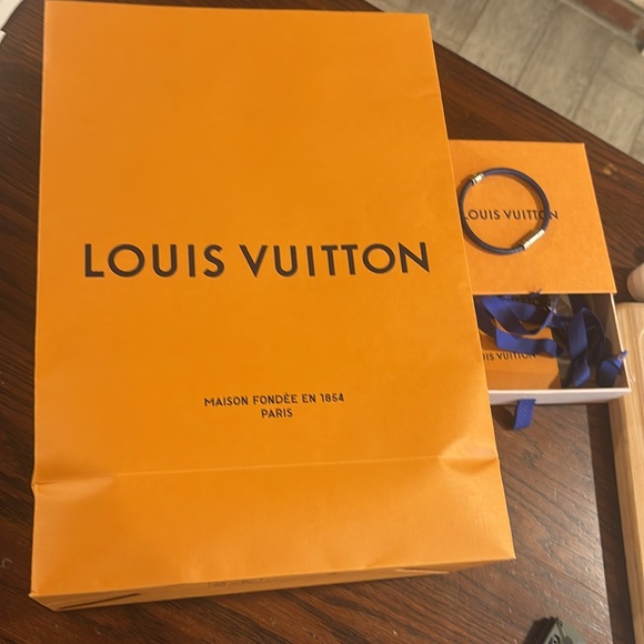 Louise Vuitton leather bracelet from Dallas Galleria store. Approx 2 yrs old - Picture 5 of 9